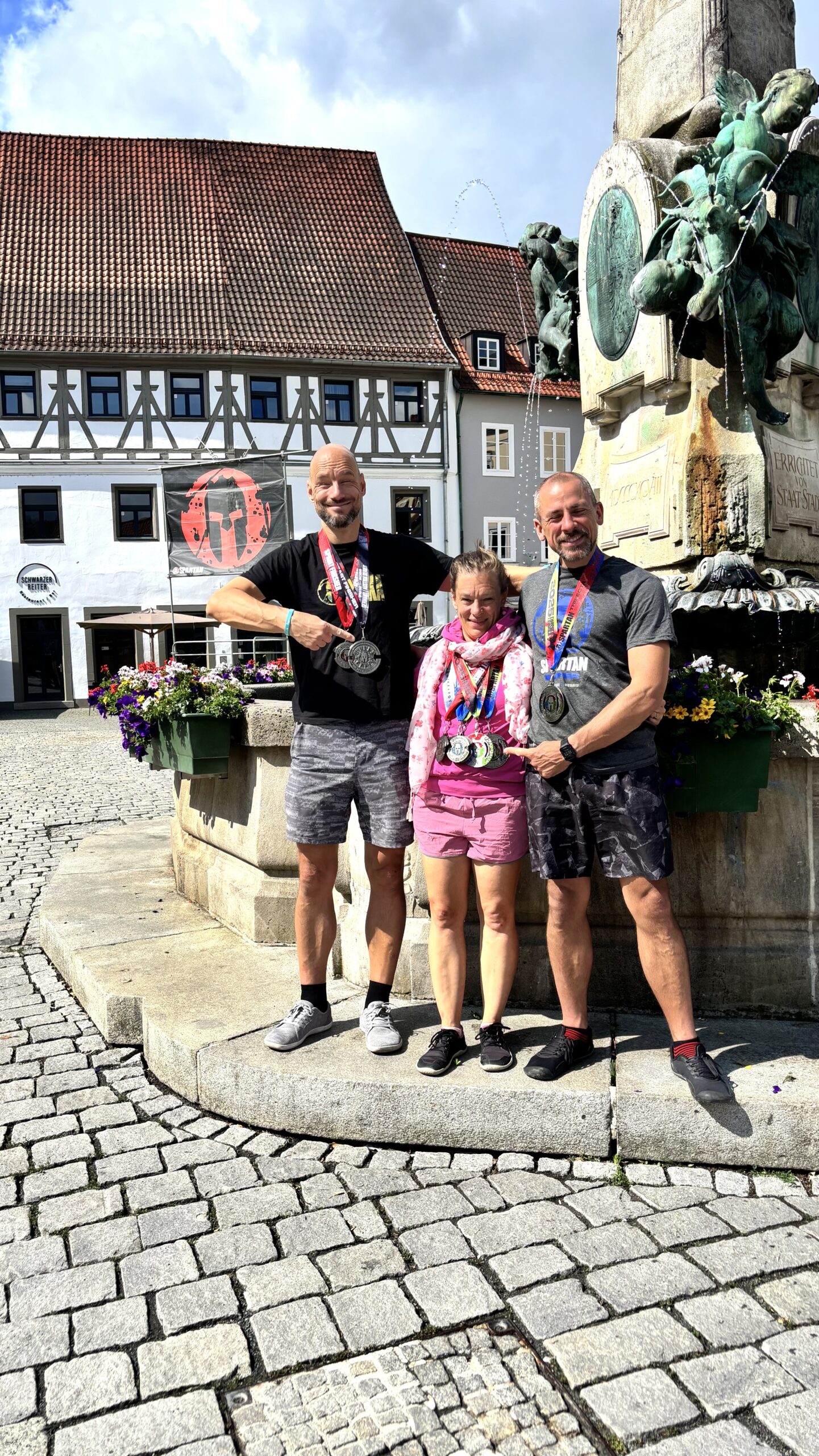 Mit Medaillen am Brunnen