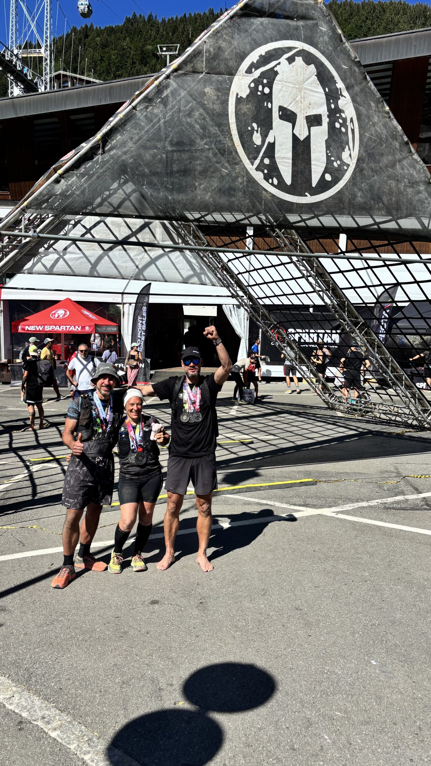Robert, Tobi und Marie mit Medaillen am A-Frame