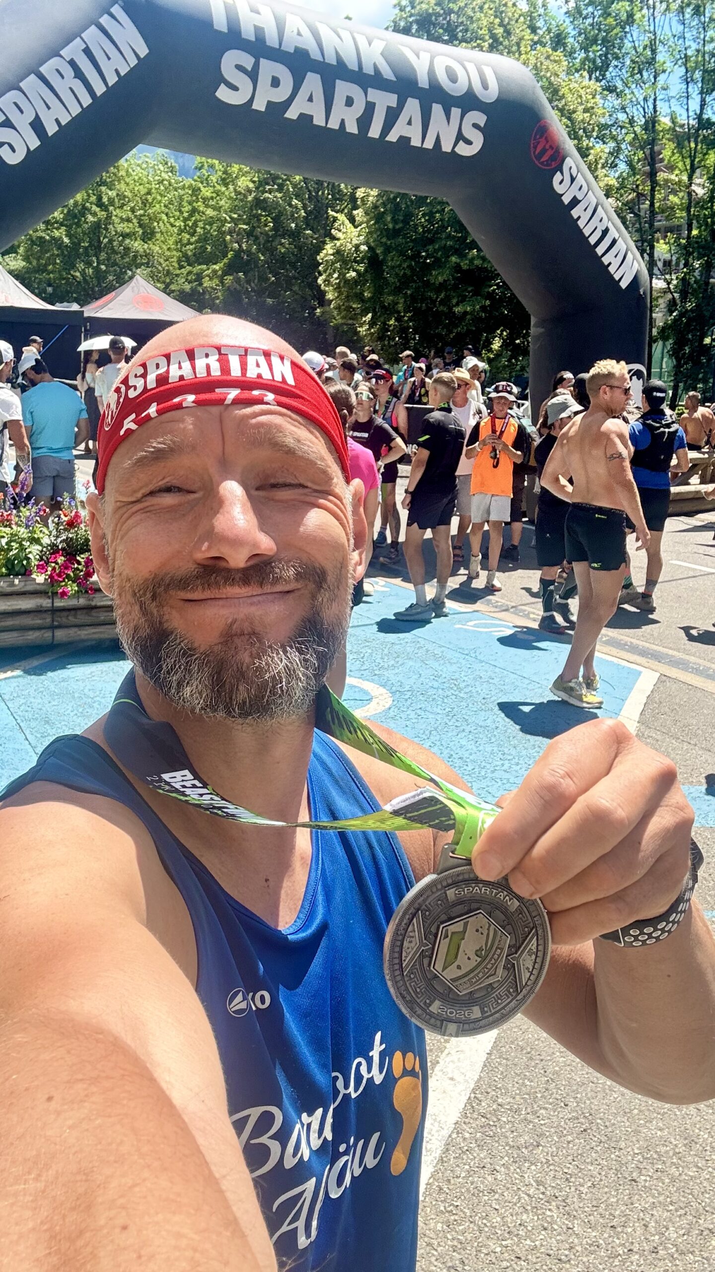 Robert mit Medaille im Ziel