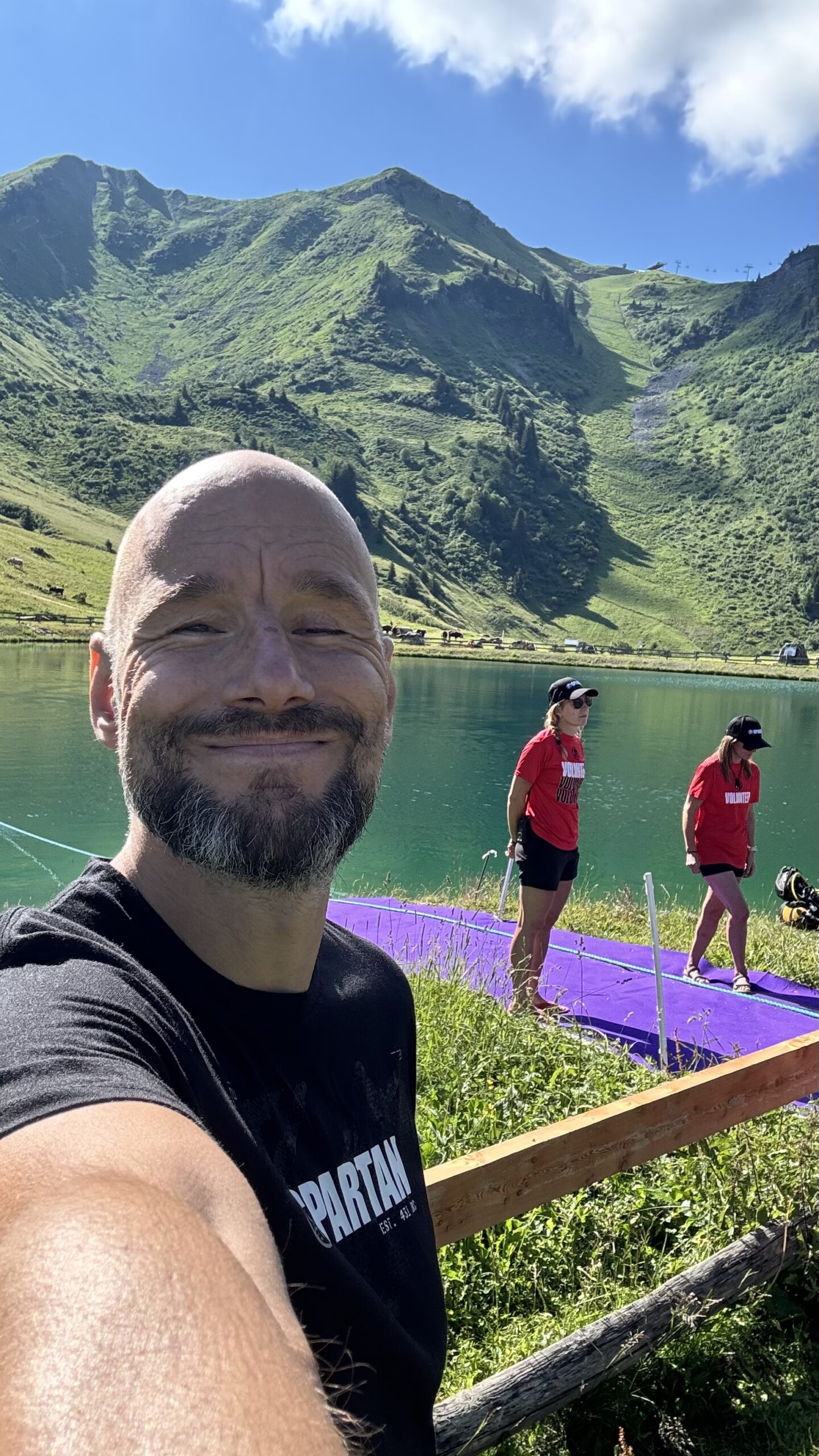Selfie am Bergsee mit den Helfern